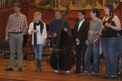 EGO-KO LAU BAKARLARI EUSKADIKO ORKESTRAREKIN BATERA ARITUKO DIRA MUSIKA LABORATEGIAN