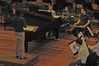 Andrés Orozco-Estradak zuzednari gazteei eskainitako II Musika Laborategia zeuzentzen du egunotan
