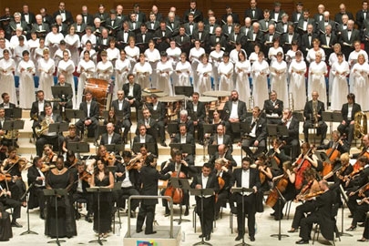 EUSKADIKO ORKESTRA DONOSTIAKO ORFEOIAK BERE LAGUNEI ESKAINIKO DIEN KONTZERTUAN ARITUKO DA