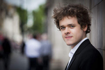 Benjamin Grosvenor modako britainiar pianistak itxiko du Euskadiko Orkestraren Abonu Denboraldia