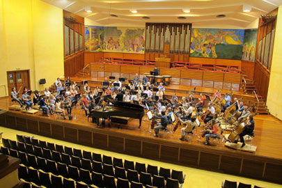 Euskadiko Orkestra Miguel Angel Gómez Martínezek zuzenduta eta Josu De Solaun pianojotzaileak lagunduta bere Abonu Denboraldian