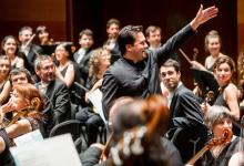 Robert Treviño musikariak zoriontzen Denboraldiko azken programako kontzertuetako baten amaieran.