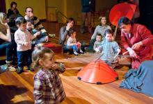 Niños tocando instrumentos Baschet