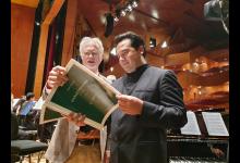 John Adams konpositorea eta Robert Treviño 'Harmoniehlere' obraren partitura aztertzen entsegu batean. Ekainaren 17an jo zuen Orkestrak BBVA Fundazioaren Jakintzaren Mugak Sarien baitan Euskalduna Jauregian eskainitako kontzertu batean.