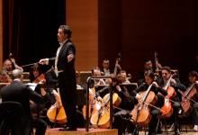 El violinista Alexandre da Costa junto a la OEX