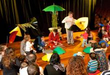 Niños tocando instrumentos Baschet