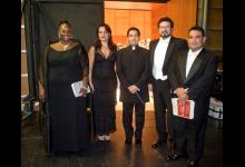 Bakarlariak eta zuzendaria kontzertu aurretik (argazkia: Juantxo Egaña)