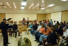 Pascal Arnaud, viola solista de la Orquesta, interpreta ante los miembros de FEVAS