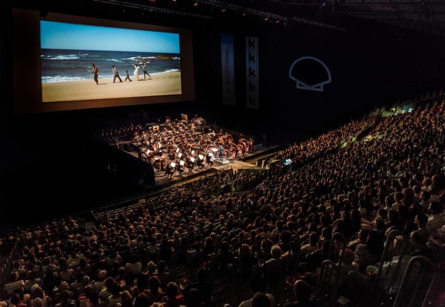Orkestrak ' Kontzertua & Proiekzioa. Pasealdia zineman barrena' eskaini zuen Donostia Zinemaldian, bete-beteta zegoen Belodromoan.