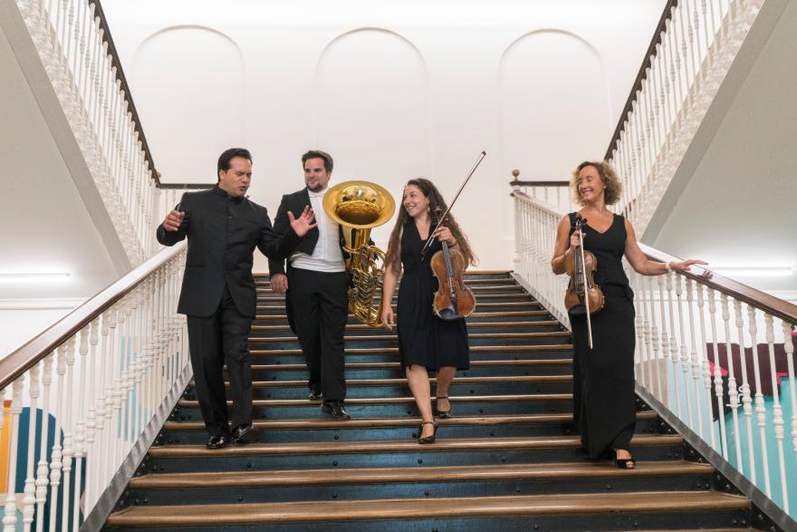 Euskadiko Orkestra Sinfonikoak Denboraldi hasieran Tabakaleran egin zuen argazki-saio bateko irudia.