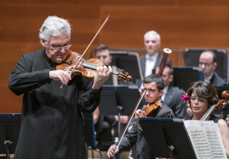 Pinchas Zukerman biolinjole handiak rol bikoitza jokatu zuen Orkestraren Kontzertu Denboraldian: solista eta zuzendariarena.