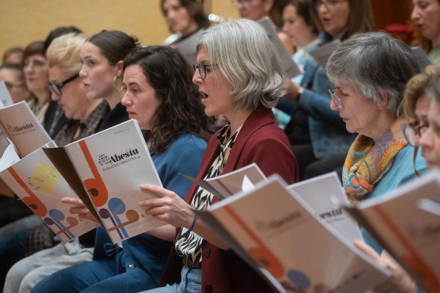 'Abestu Euskadiko Orkestrarekin' ekimenaren entseguak Miramonen. Argazkia: Juantxo Egaña